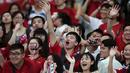 Para penggemar Bayern Munchen saat menyaksikan aksi tim kesayangannya dalam sesi latihan jelang pertandingan melawan Inter Milan di Shanghai, China, (19/7/2015). Bayern mengunjungi Cina untuk menggelar Tur Pra-musim. (REUTERS/Aly Song)