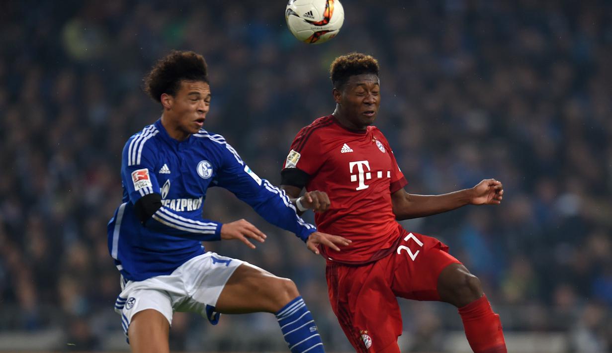 Pemain Schalke, Leroy Sane (kiri) berduel dengan pemain Bayern Munich, David Alaba pada lanjutan Bundesliga di Gelsenkirchen, Jerman,Minggu (22/11/2015) dini hari WIB. Bayern Munich  menang 3-1.  ( AFP Photo/Patrik Stollarz)