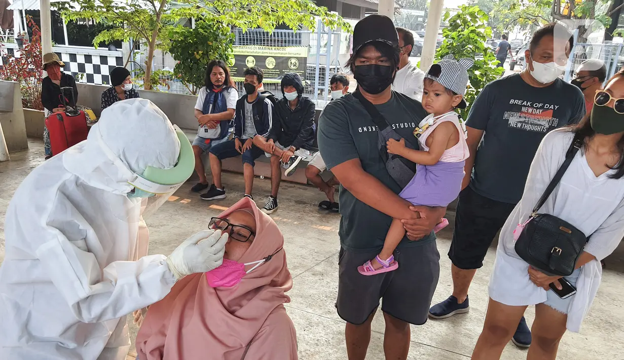 Wisatawan mengikuti tes cepat antigen sebelum melakukan perjalanan menuju Kepulauan Seribu dengan kapal di Dermaga Pantai Marina Ancol, Jakarta, Sabtu (22/5/2021). Tes antigen dilakukan setelah dibukanya kembali pariwisata di Kepulauan Seribu pada 18 Mei 2021. (Liputan6.com/Fery Pradolo)