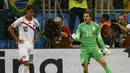 Tim Krul (kanan) menjadi kunci kemenangan Belanda atas Kosta Rika 0-0 (4-3) di perempat final Piala Dunia 2014 di Stadion Fonte Nova, Salvador, (6/7/2014). (REUTERS/Michael Dalder)