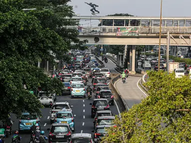 Sejumlah pengendara kendaraan bermotor mengalami kemacetan lalu lintas di Tol Dalam Kota dan Jalan Gatot Subroto Jakarta, Selasa (19/5/2020). Meski masa pembatasan sosial berskala besar (PSBB) masih berlangsung, kemacetan lalu lintas masih terjadi di Ibu Kota. (Liputan6.com/Faizal Fanani)