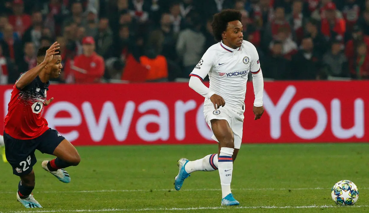 Pemain Chelsea Willian (kanan) dikejar oleh pemain Lille Reinildo Mandava pada lanjutan Liga Champions di Stade Pierre-Mauroy, Lille, Prancis, Rabu (2/10/2019). The Blues menang 2-1. (AP Photo/Michel Spingler)