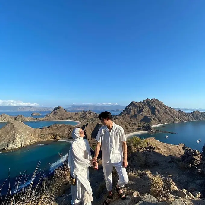 6 Potret Bulan Madu Dinda Hauw dan Rey Mbayang di Labuan Bajo, Romantis