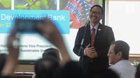 Vice-President for Knowledge Management and Sustainable Development of the Asian Development Bank (ADB), Bambang Susantono memberikan paparan sebelum penandatangan MoU dengan Kementerian Perhubungan  di Jakarta, Rabu (22/11). (Liputan6.com/Faizal Fanani)