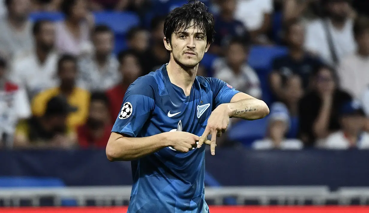 Selebrasi striker Zenit St Petersburg, Sardar Azmoun setelah mencetak gol ke gawang Olympique Lyon dalam laga Liga Champions 2019/2020 di Decines-Charpieu, Lyon (17/9/2019). Pemain asal Iran berusia 28 tahun yang sejak tengah musim 2021/2022 memperkuat Bayer Leverkusen ini pernah menjadi top skor di Liga Rusia (Russian Premier League) dengan torehan 17 gol pada musim 2019/2020 saat membela Zenit St Petersburg. (AFP/Jeff Pachoud)