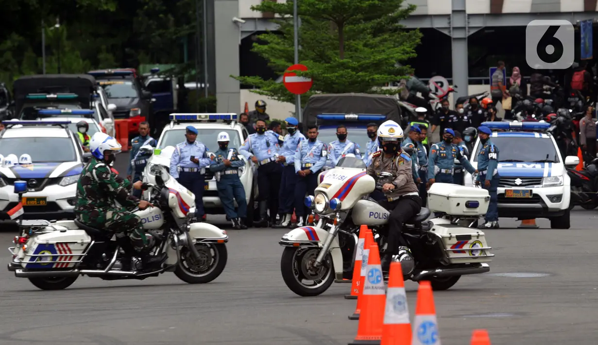 Kapolda Metro Jaya Irjen Pol Fadil Imran (kanan) bersama Pangdam Jaya Mayjen TNI Mulyo Aji (kiri) saat atraksi motor usai Apel Gelar Pasukan Operasi Zebra Jaya 2021 di Polda Metro Jaya, Jakarta, Senin (15/11/2021). Operasi Zebra Jaya 2021 akan digelar selama dua pekan. (Liputan6.com/Herman Zakharia)