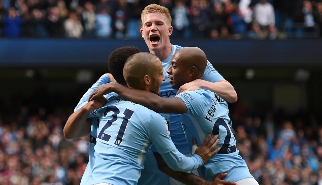 Striker Manchester City, Gabriel Jesus melakukan selebrasi bersama rekan setimnya usai mencetak gol ke-3 untuk City saat melawan Liverpool dalam pertadingan Liga Inggris di Stadion Etihad, Manchester (9/9). (AFP Photo/Oli Scarff)
