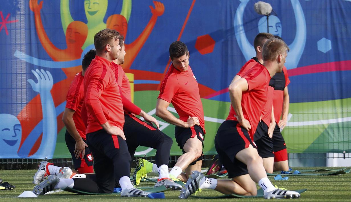 Para Pemain Polandia melakukan peregangan otot pada sesi latihan di Olympic Marseille Training Ground, Marseille, Prancis, (29/6/2016).  (REUTERS/Michael Dalder)