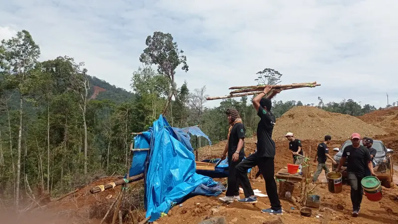 Warga membongkar posko ilegal di wilayah tambang Langgikima usai perusahaan nekat merambah dalam kawasan hutan lindung.(Liputan6.com/Ahmad Akbar Fua)