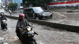 Sejumlah kendaraan nekat menerobos banjir di depan Mall Gandaria City, Jakarta, Sabtu (27/8). Hujan deras di wilayah Jabodetabek mengakibatkan banjir di sejumlah titik di ibukota. (Liputan6.com/Helmi Afandi)