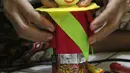 Perajin, membuat miniatur ondel-ondel dari botol plastik di rumah produksi Kramat Jati, Jakarta, Rabu (28/11). Miniatur yang terbuat dari plastik diproduksi 50-80 buah dengan omset 5-8 Juta perbulan. (Liputan6.com/Herman Zakharia)