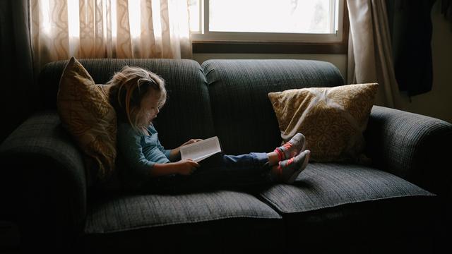 Ilustrasi Anak Membaca