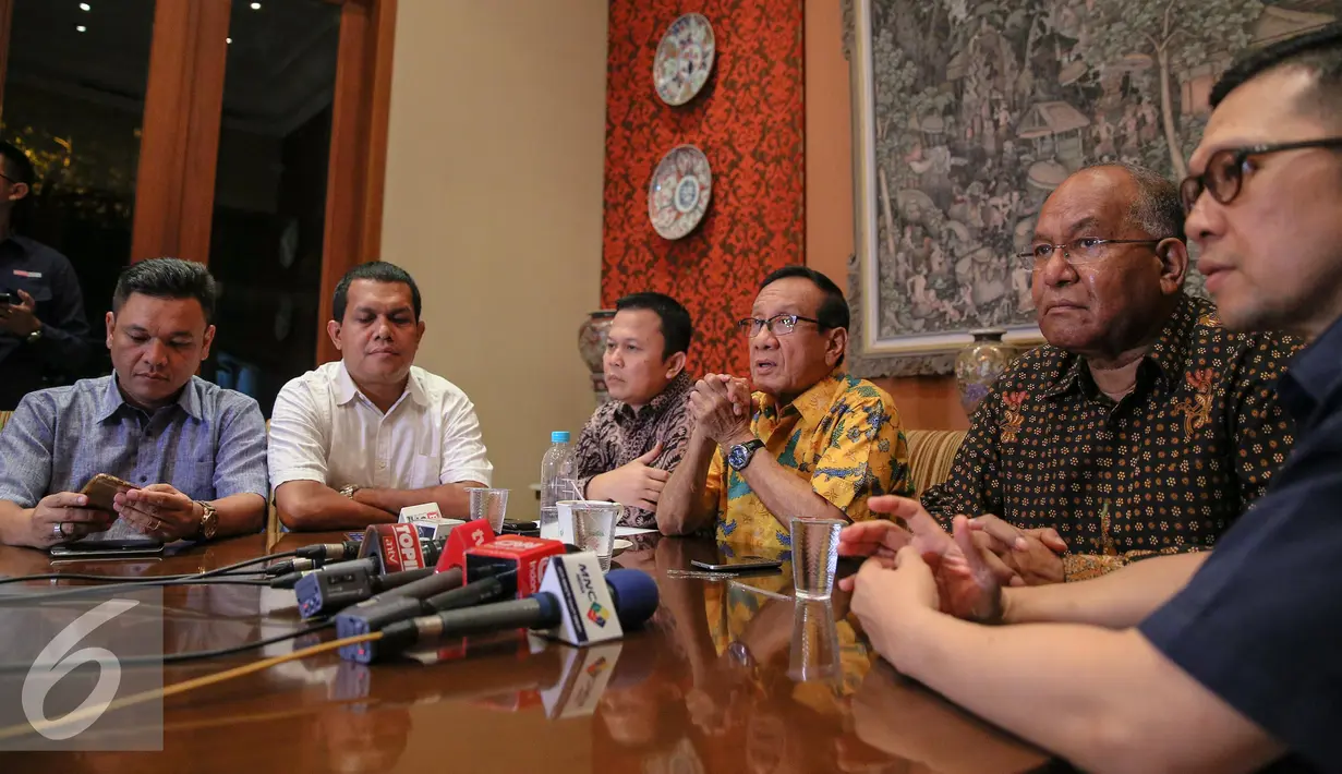 Suasana konferensi pers pertemuan di kediaman Akbar Tanjung, Jakarta, Minggu (3/1). Pertemuan tersebut mendesak agar kedua kubu partai melakukan rekonsiliasi dengan cara menyelenggarakan munas. (Liputan6.com/Faizal Fanani)