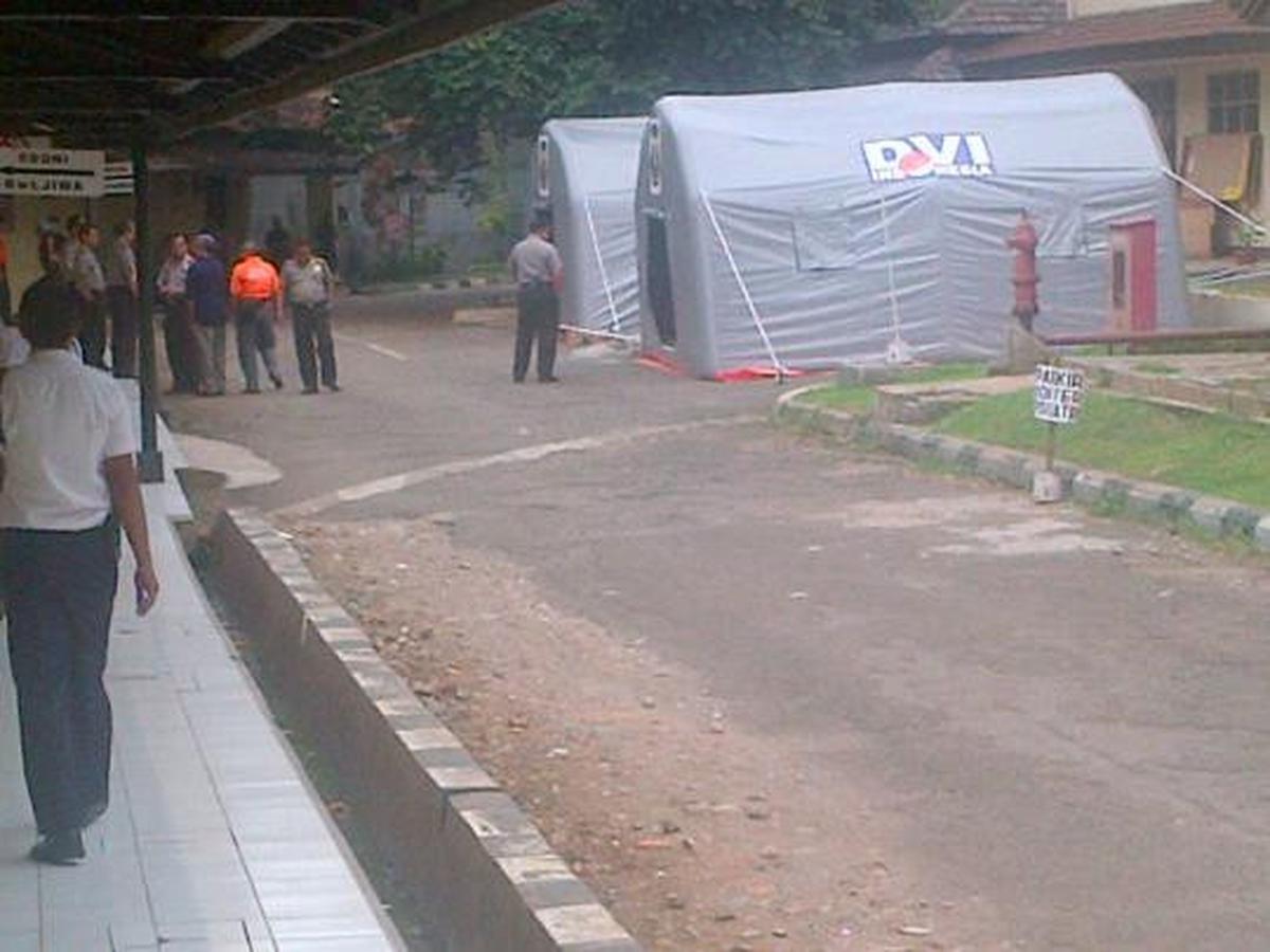 Tampak wartawan dengan duduk menunggu proses identifikasi korban Sukho 