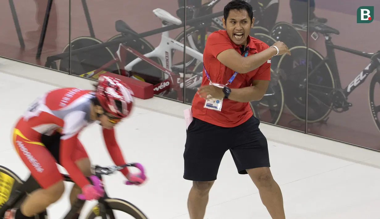 Samai pelatih balap sepeda Indonesia memberi semangat pada Delia Ayustina Priatna yang bertarung di cabang balap sepeda trek nomor omnium putri pada Asian Games 2018 di Velodrome, Jakarta, Rabu (29/8/2018). (Bola.com/Peksi Cahyo)