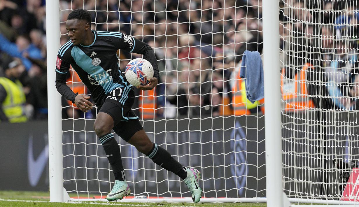 Selebrasi striker Leicester City, Patson Daka merayakan gol bunuh diri bek Chelsea, Axel Disasi pada laga perempatfinal Piala FA 2023/2024 di Stamford Bridge, London, Minggu (17/3/2024). (AP Photo/Dave Shopland)