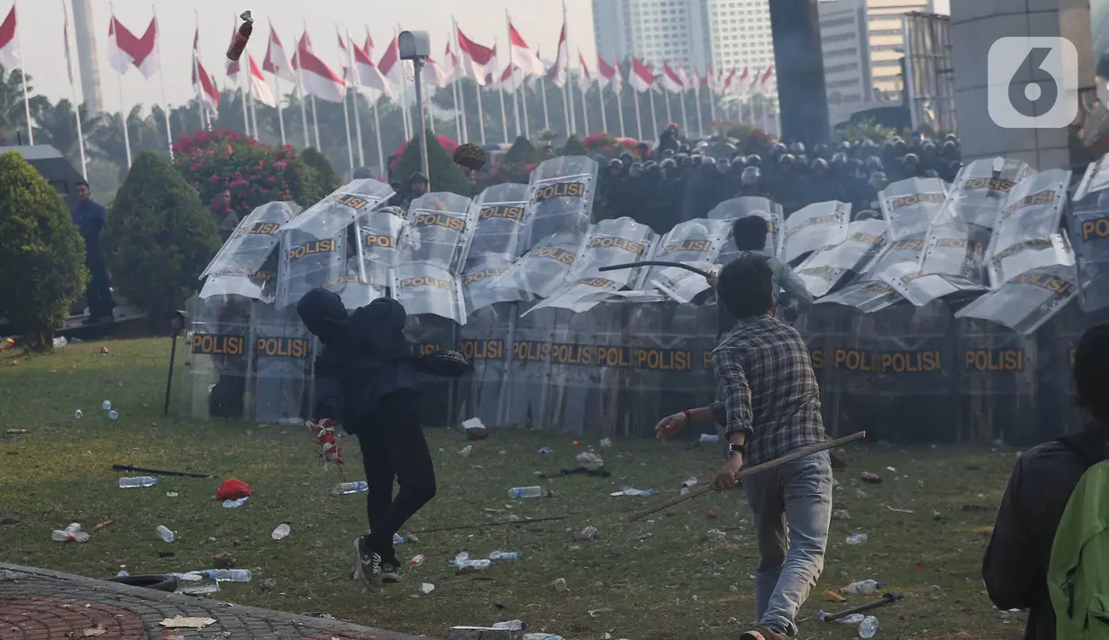 Sejumlah orang mencoba memaksa masuk ke area gedung MPR, DPR, dan DPD RI. (Liputan6.com/Angga Yuniar)