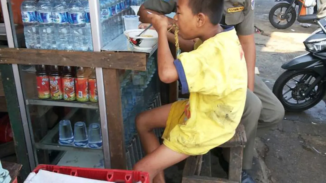 Bukan Dimaki-maki, Satpol PP Ini Justru dapat Pujian dari Netizen