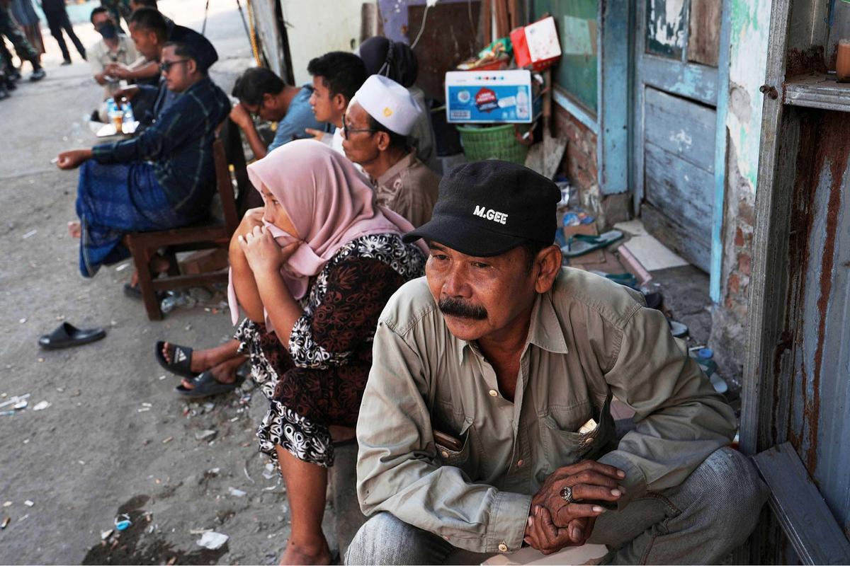 FOTO: Harap dan Cemas, Keluarga Santri Setia Menunggu di Lokasi Musala Ambruk