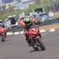 Para pembalap di kelas  Honda CBR 150 STD Honda Dream Cup tengah menjajal lintasan sirkuit non permanen parkir utama Trans Studio, Makassar, Minggu (27/10/2019). (foto: istimewa)