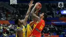 Pemain timnas basket Spanyol, Willy Hernangomez (kanan) berduel dengan dua pebasket Brasil, Bruno Caboclo dan Tim Soares pada penyisihan Grup G FIBA World Cup 2023 di Indonesia Arena, Gelora Bung Karno, Jakarta, Senin (28/8/2023). (Liputan6.com/Helmi Fithriansyah)