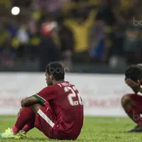 4. Tangis para pemain Timnas Indonesia pecah setelah wasit meniup peluit panjang tanda pertandingan berakhir, Garuda Muda gagal melaju ke final. (Bola.com/Vitalis Yogi Trisna)