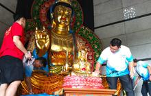 Melihat Langsung Umat Pagoda Avalokitesvara dan Umat Katolik Semarang Srawung Bersihkan Rupang Jelang Perayaan Imlek