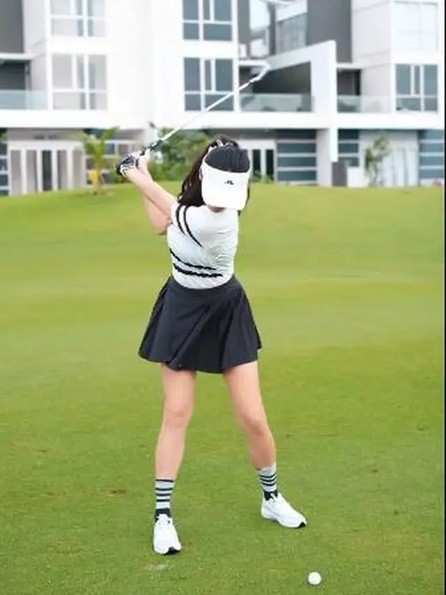 Selain Hobi Olahraga Tenis, Ini 7 Potret Gege Elisa saat Main Golf