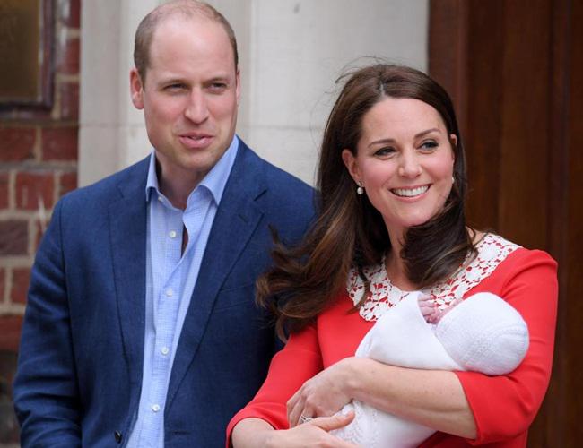 Kate Middleton dan Pangeran William yang berbahagia dengan anak ketiga mereka/copyright REX FEATURES