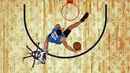 Pemain Orlando Magic,  Aaron Gordon mencoba melakukan slam dunk  saat drone terbang di atasnya pada kontes slam dunk NBA All-Star Saturday Night di New Orleans, (18/2/2017). (AP/Gerald Herbert, Pool)
