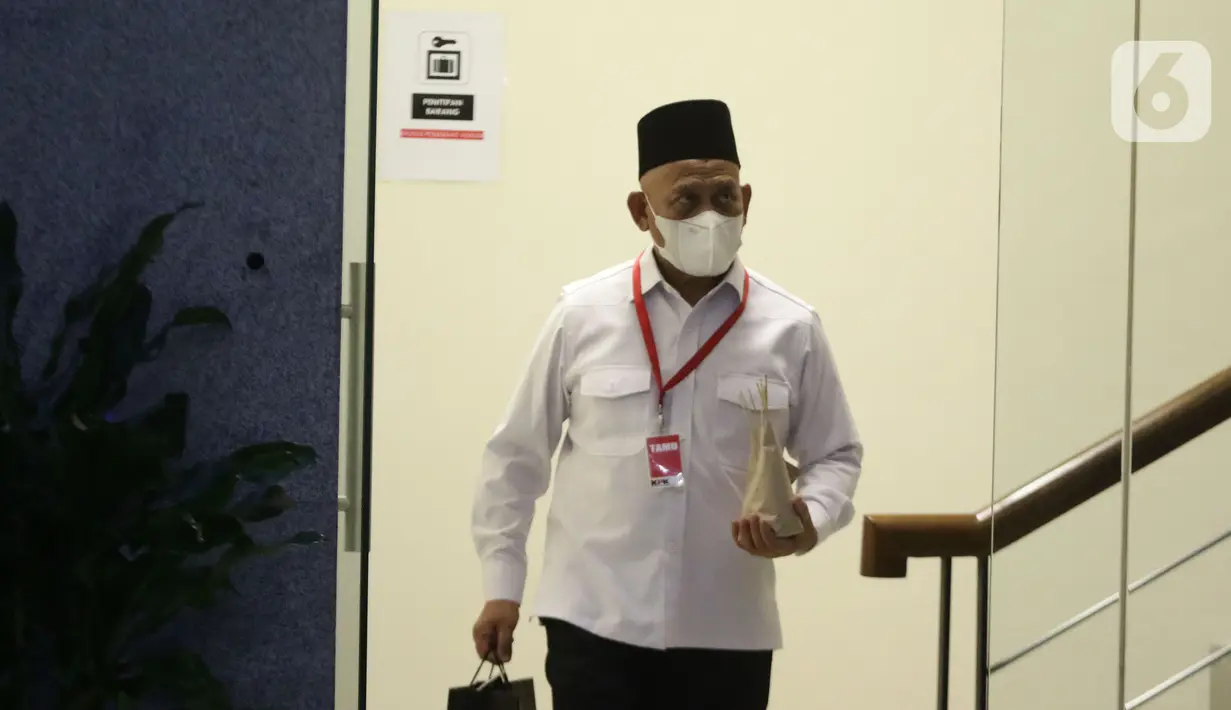 Bupati Hulu Sungai Utara (HSU) Kalimantan Selatan, Abdul Wahid usai diperiksa penyidik di Gedung Merah Putih KPK, Jakarta, Jumat (1/10/2021). Abdul Wahid diperiksa sebagai saksi terkait dugaan suap pengadaan barang dan jasa di Kabupaten Hulu Sungai Utara, Kalsel. (Liputan6.com/Helmi Fithriansyah)