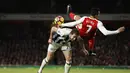 Duel pemain  Arsenal, Alexis Sanchez  (kanan) saat berebut bola dengan pemain West Bromwich, Craig Dawson pada laga Premier League Boxing Day di Emirates Stadium, (26/12/2016). (Action Images via Reuters/John Sibley)