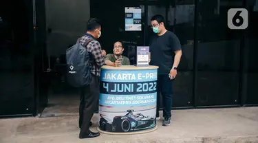 Warga menukarkan tiket elektronik (e-ticket) lomba balap mobil listrik Formula E dengan tiket fisik di Taman Ismail Marzuki, Cikini, Jakarta Pusat, Kamis (2/6/2022). Pihak Organizing Committee (OC) Jakarta E-Prix menyiapkan tiga lokasi penukaran tiket elektronik pada 1-3 Juni 2022 di Thamrin City, Taman Ismail Marzuki, dan Velodrome Rawamangun. (Liputan6.com/Faizal Fanani)