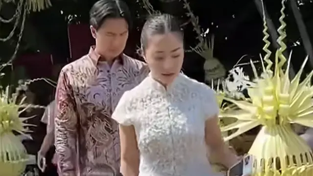 Nikita Willy saat Kondangan bersama suami dan anak pertamanya. [@kapannikahwo]