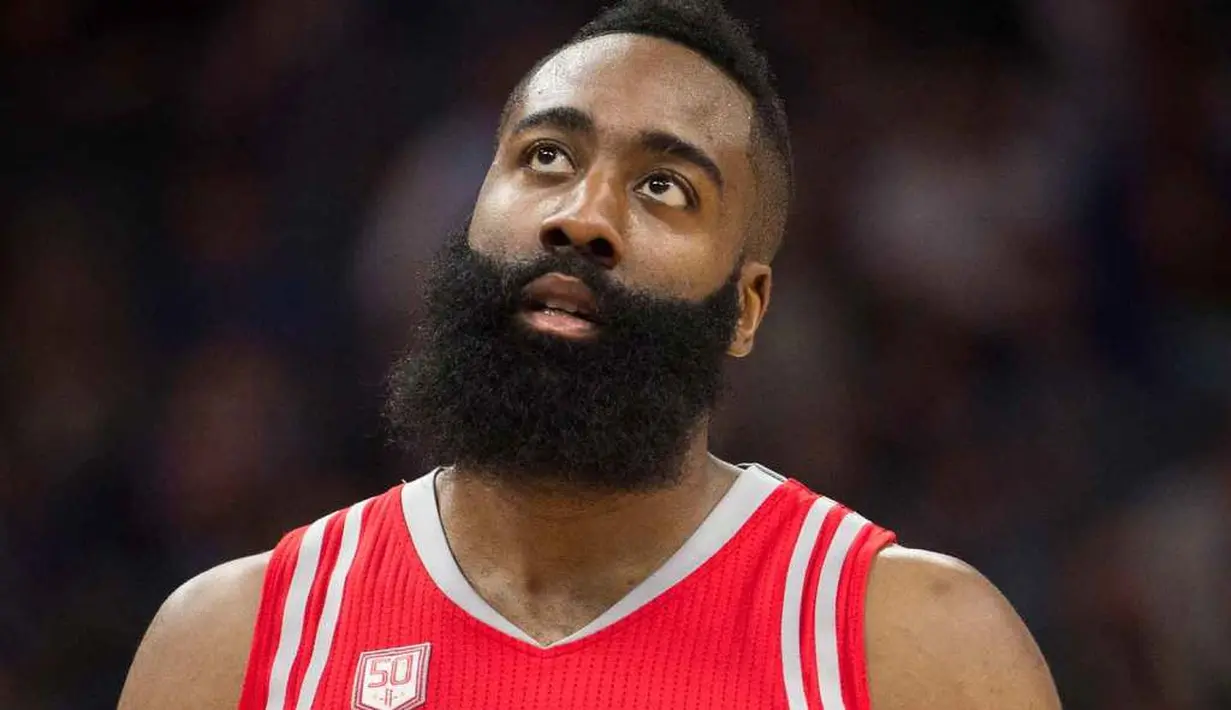 James Harden merasa tak senang dan bahkan ia menegur Travis Scott. James benar-benar tak ingin terlibat apapun dengan keluarga Kardashian. (The Blast)