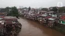 Foto udara suasana Sungai Ciliwung yang diapit pemukiman padat penduduk di kawasan Manggarai, Jakarta, Selasa (7/1/2020). Pemprov DKI Jakarta akan membebaskan 118 bidang lahan untuk proyek normalisasi Sungai Ciliwung pada tahun 2020 yang tersebar di empat kelurahan. (Liputan6.com/Immanuel Antonius)
