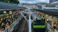 Yamanote Line juga dianggap sebagai garis pemisah antara pusat Kota Tokyo dan wilayah pinggiran kota. Foto yang diambil pada tanggal 27 Juni 2024 ini menunjukkan kereta Jalur Yamanote yang sedang berhenti di stasiun Nippori, salah satu dari 30 stasiun di sepanjang Jalur JR Yamanote di Tokyo. (Richard A. Brooks/AFP)