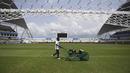 Seorang pekerja sedang memotong rumput Stade de líAmitiÈ Sino-gabonaise Stadium di Libreville (14/1/2017). Gabon pun gagal melaju ke perempat final Piala Afrika 2017. (AFP/Gabriel Bouys)