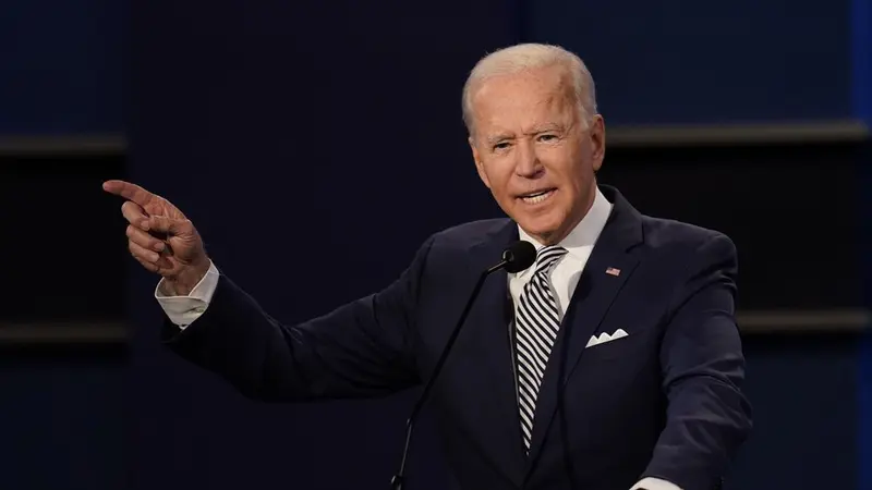 Calon presiden dari Partai Demokrat, Joe Biden, memberi isyarat saat berbicara selama debat capres AS 2020 pertama pada Selasa (29/9/2020), di Case Western University dan Cleveland Clinic, Cleveland, Ohio. (Foto AP / Patrick Semansky)