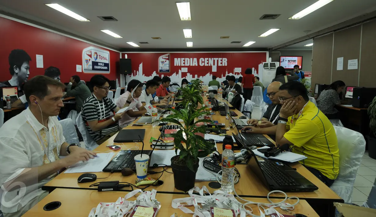 Sejumlah wartawan dari berbagai negara siap melaporkan setiap hasil pertandingan di Kejuaraan Dunia Bulutangkis 2015 di Istora Senayan Jakarta, Rabu (12/8/2015). Kejuaraan Dunia Bulutangkis 2015 berlangsung 10-16 Agustus. (Liputan6.com/Helmi Fithriansyah)