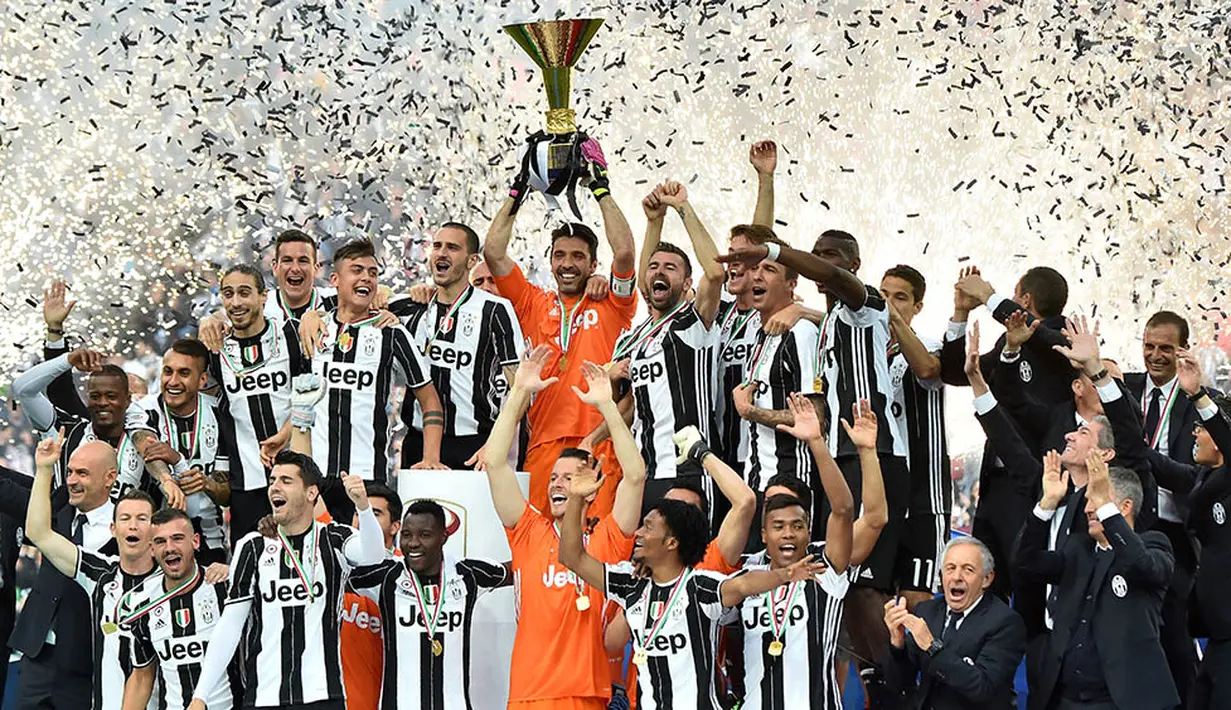 Para pemain Juventus merayakan keberhasilan meraih gelar juara Serie A Italia di Stadion Juventus, Turin, Minggu (14/5/2016). (AFP/Giuseppe Cacace) 