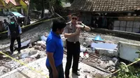 Lokasi kejadian mandor yang tewas tertimpa reruntuhan tembok pilar rumah warga di Desa Muneng Timur, Sumberasih, Probolinggo, Jawa Timur. (Liputan6.com/Dian Kurniawan)