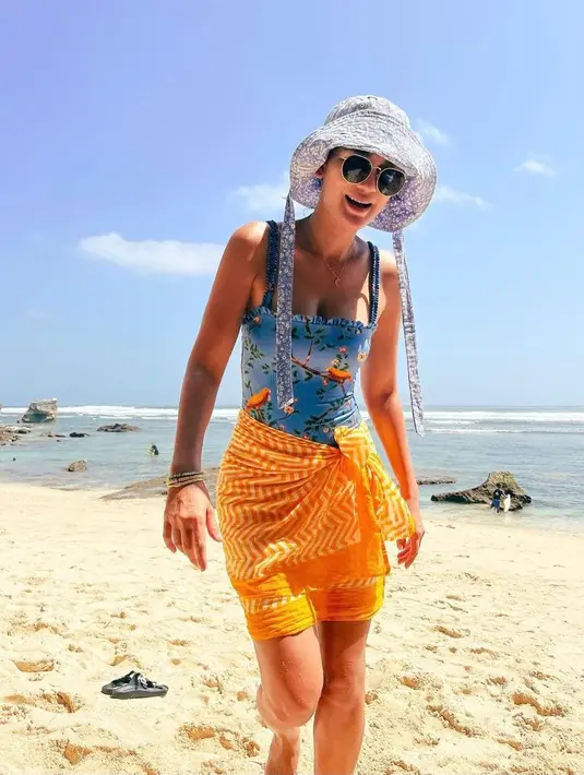 Bikin lookmu makin kece dengan melilitkan kain sebagai rok seperti Luna Maya satu ini. (Instagram/lunamaya).