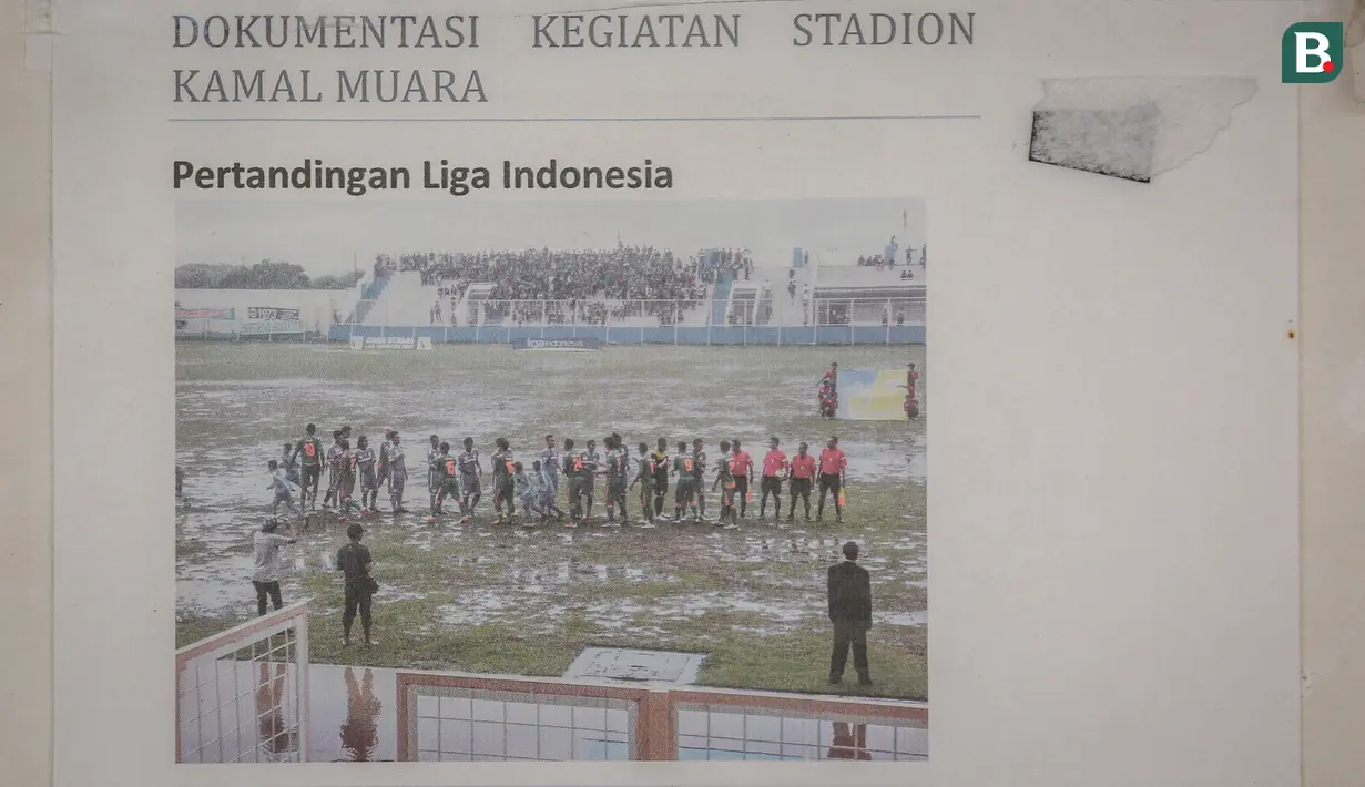 Di dalam gambar tersebut terlihat Laskar Si Pitung sedang menjamu Persikabo 1973. Telihat banyak genangan air karena laga yang berlangsung dalam keadaan hujan deras. (Bola.com/Bagaskara Lazuardi)
