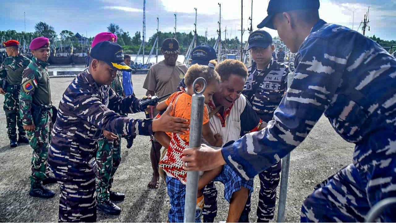KRI Wahidin Sudirohusodo Layani Ratusan Warga Papua di Dermaga Wanam