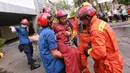 Sejumlah petugas pemadam kebakaran dan tim safety mengevakuasi korban saat simulasi kebakaran di Plaza Semanggi, Jakarta, Rabu (11/12/2019). Simulasi  tersebut dilakukan untuk memberikan pelatihan dan kesigapan menghadapi situasi darurat seperti kebakaran, gempa bumi dan lain-lain. (Liputan6.com/Ang