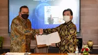 Direktur Strategi, Portofolio & Pengembangan Bisnis Pertamina Iman Rachman dan Presdir Of Mitsui Indonesia, Shinichi Kikuchihara usai penandatanganan JSA Signing Ceremony “CCUS Technology Implementation In Central Sumatra Area” antara Pertamina Persero dengan Mitsui & Co LTD.