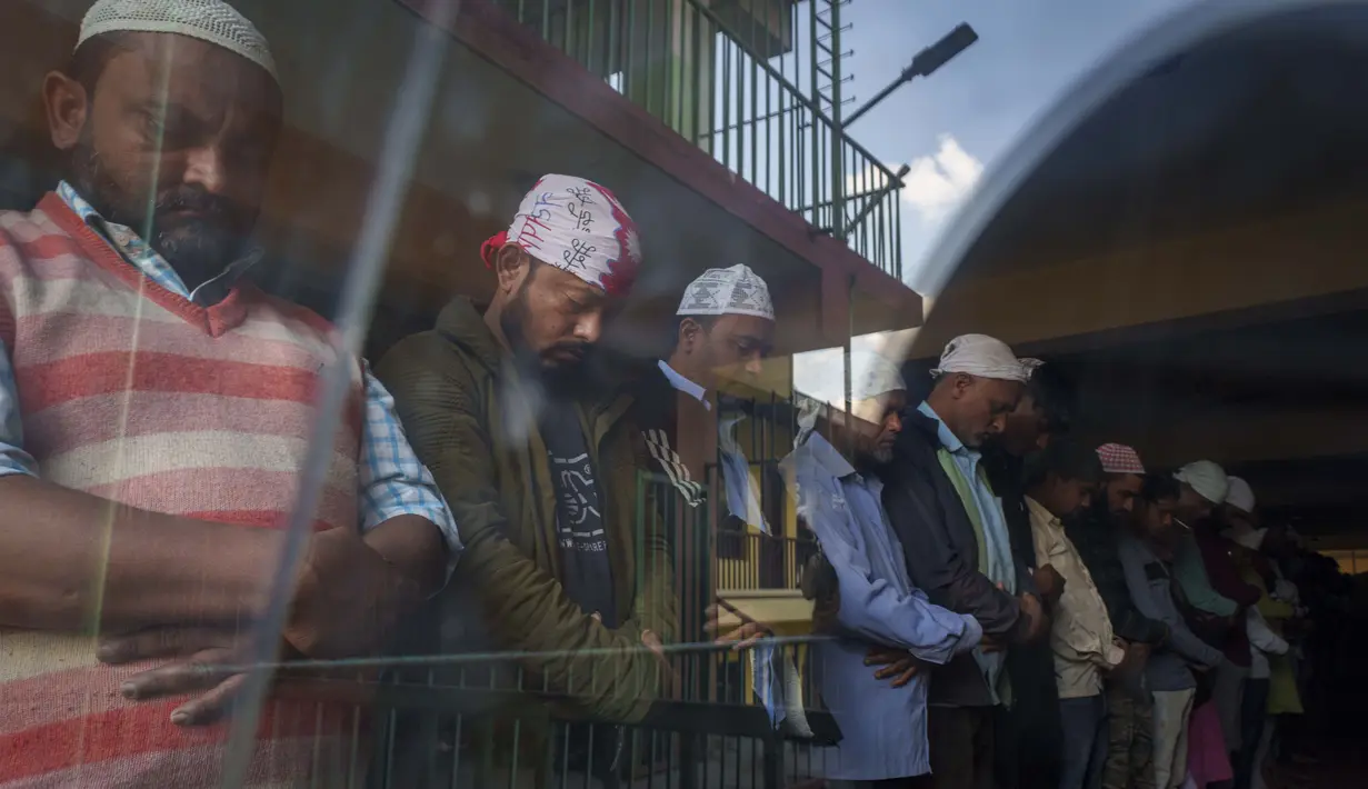 Umat Muslim Nepal melaksanakan salat pada hari pertama Ramadhan di Kathmandu, Nepal, Jumat, 24 Maret 2023. (AP Photo/Niranjan Shrestha)