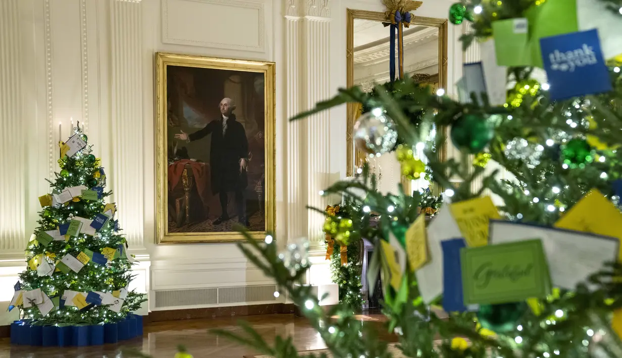 The East Room didekorasi untuk musim liburan selama pratinjau pers dekorasi Natal Gedung Putih, di Washington, Senin (29/11/2021). Ibu Negara AS Jill Biden meluncurkan dekorasi liburan Gedung Putih 2021 dengan tema “Gifts from the Heart”. (AP Photo/Evan Vucci)