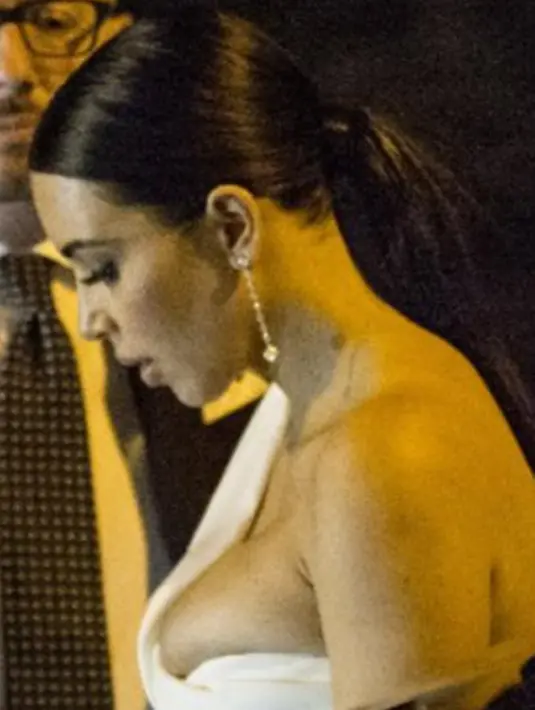 Tak hanya itu, Kim Kardashian terlihat tidak nyaman dengan gaun yang dikenakannya. Dirinya selalu sibuk menyembunyikan payudaranya yang sangat terlihat dalam ukuran yang besar. (celebuzz/Bintang.com)